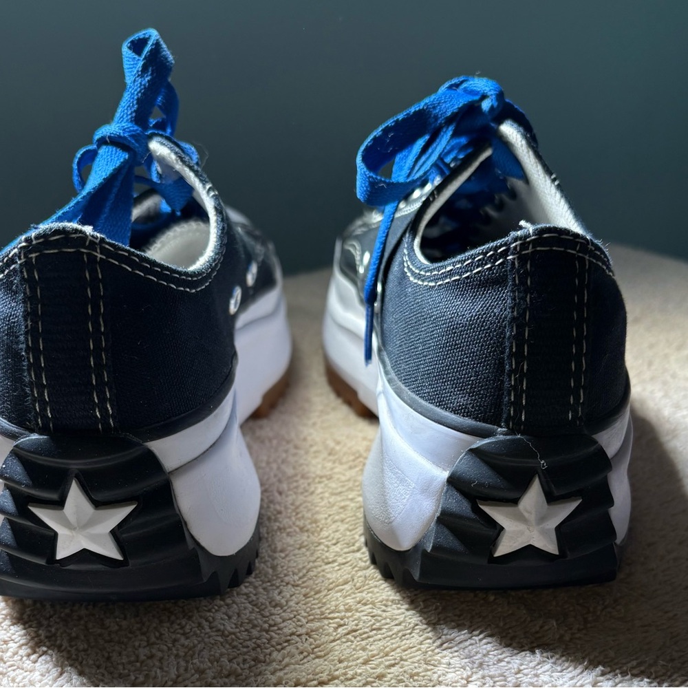 Women Chuck Taylor Sneaker - Picture 3 of 9